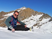 44 Autoscatto con affondo nella neve con vista in Monte Fioraro (2431 m)